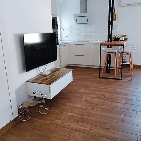 Piso Centrico En Avenida Principal *