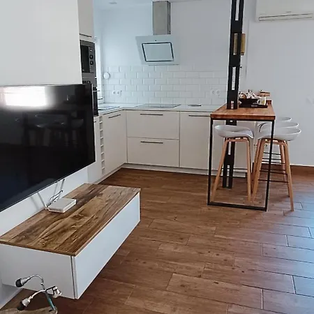 Piso Centrico En Avenida Principal *